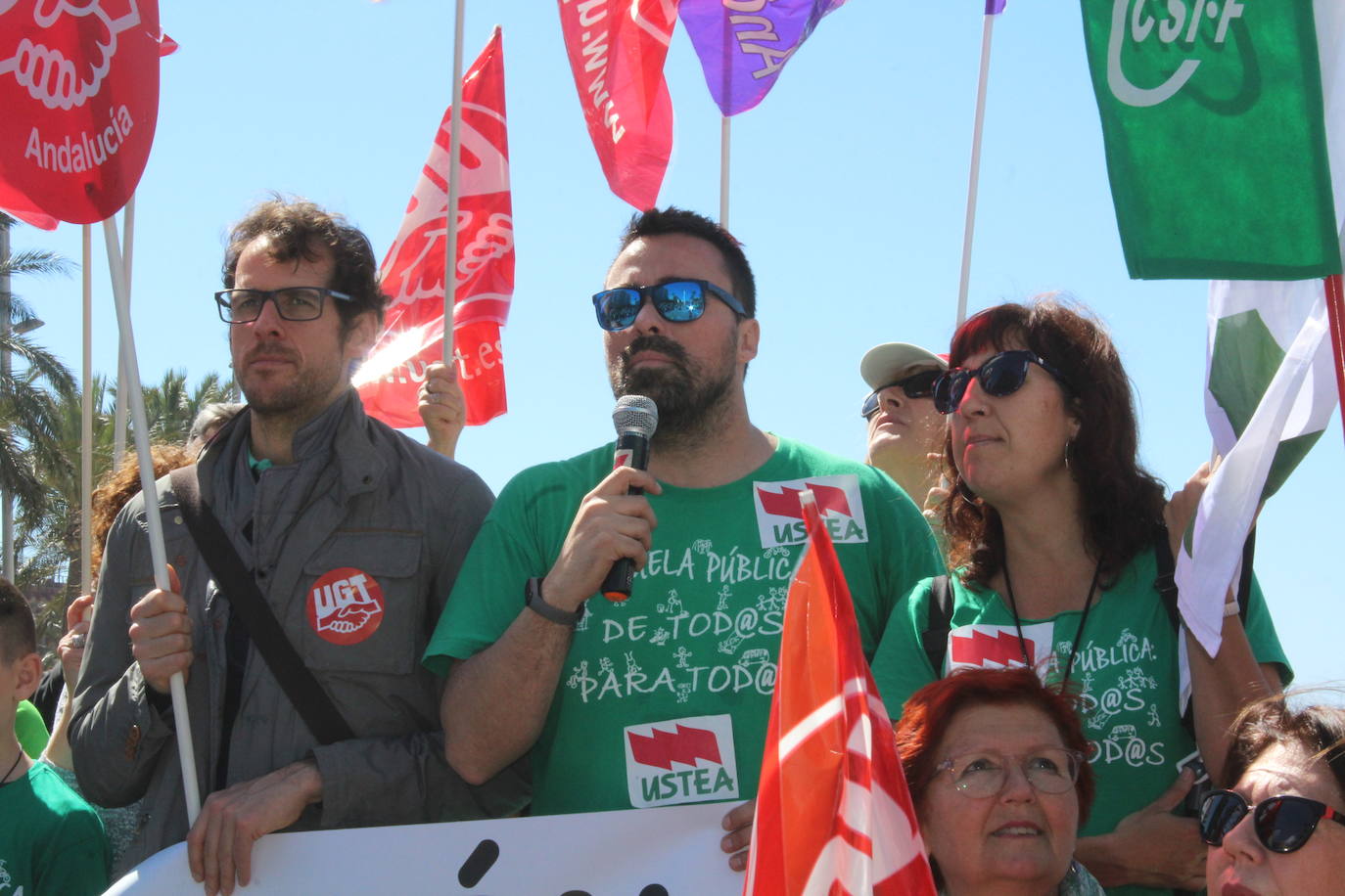 Un millar de manifestantes se han echado a la calle contra el decreto de escolarización. 