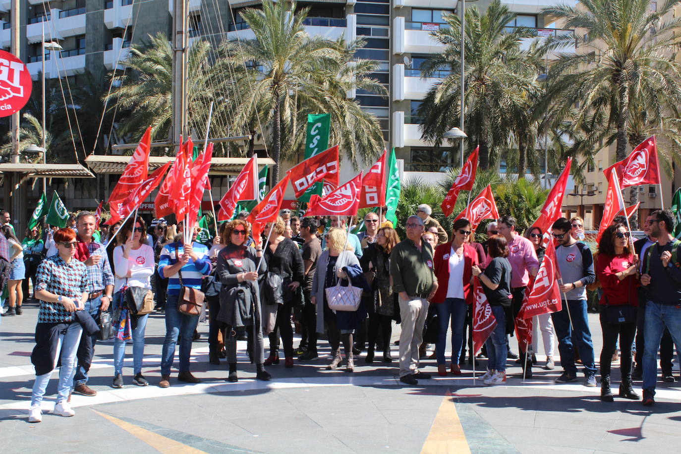 Un millar de manifestantes se han echado a la calle contra el decreto de escolarización. 