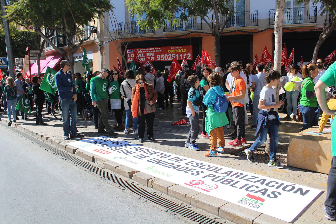 Un millar de manifestantes se han echado a la calle contra el decreto de escolarización. 