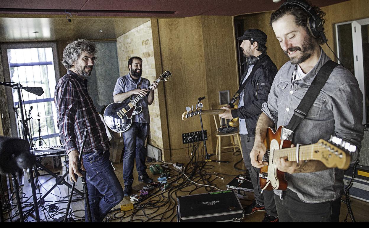 Componentes de Niños Mutantes en la grabación de su disco en los estudios de Youth en Las Albuñuelas