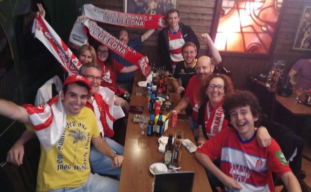 Los miembros de la Peña del Granada en Barcelona, reunidos para ver un partido. 