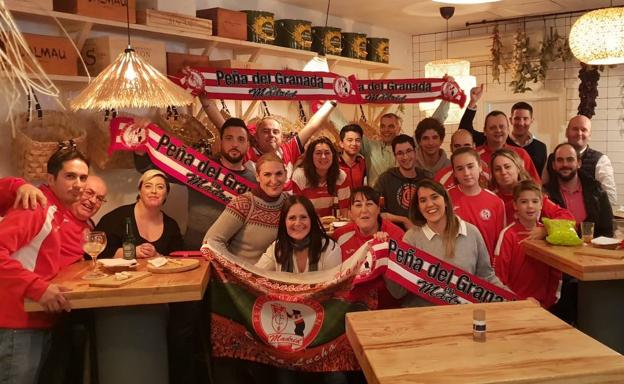 Miembros de la Peña del Granada en Madrid, durante una de sus reuniones para animar al equipo. 