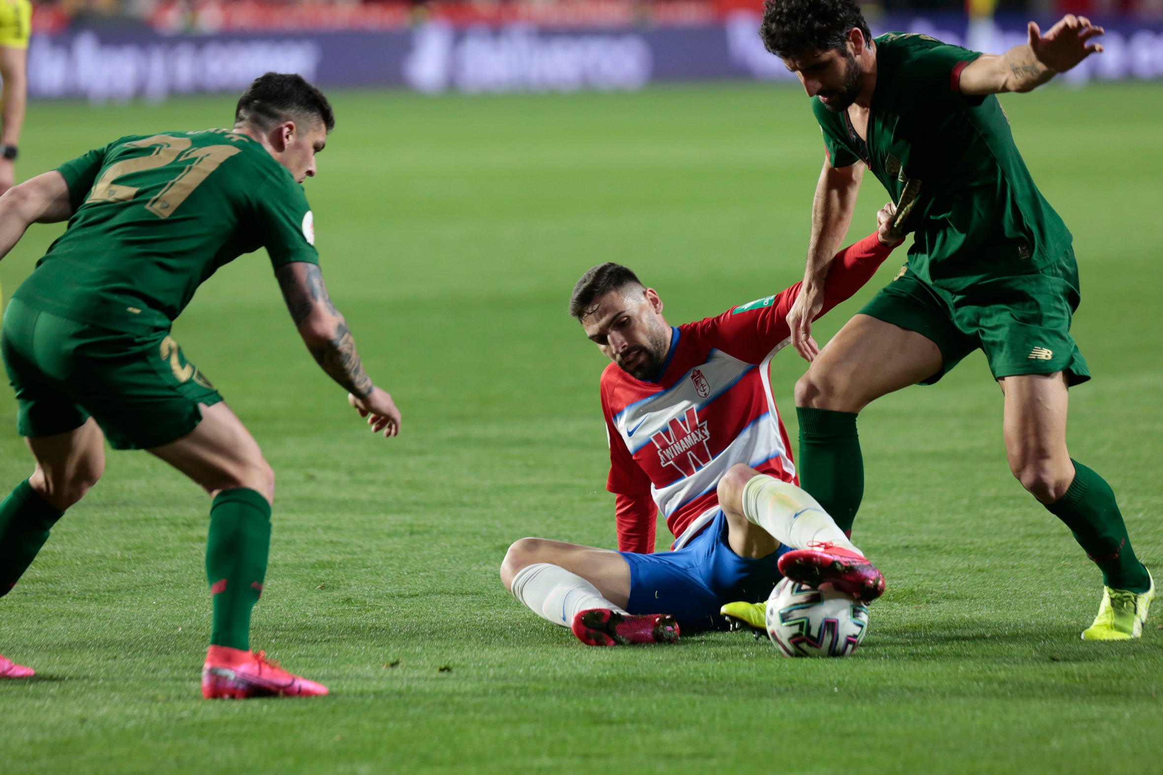 Las mejores imágenes de los momentos más destacados del duelo copero en Los Cármenes