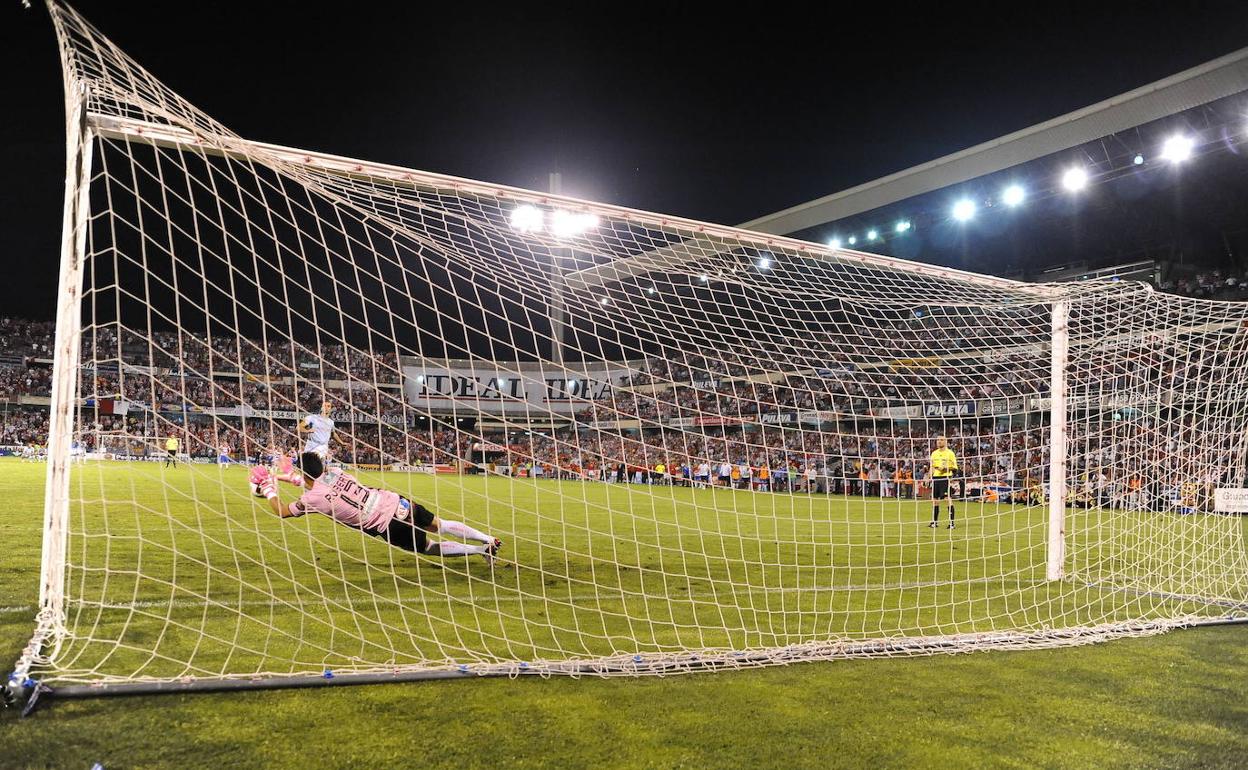 Roberto detiene uno de los penaltis de la tanda que cerró la eliminatoria de ascenso a Primera división ante el Celta. 