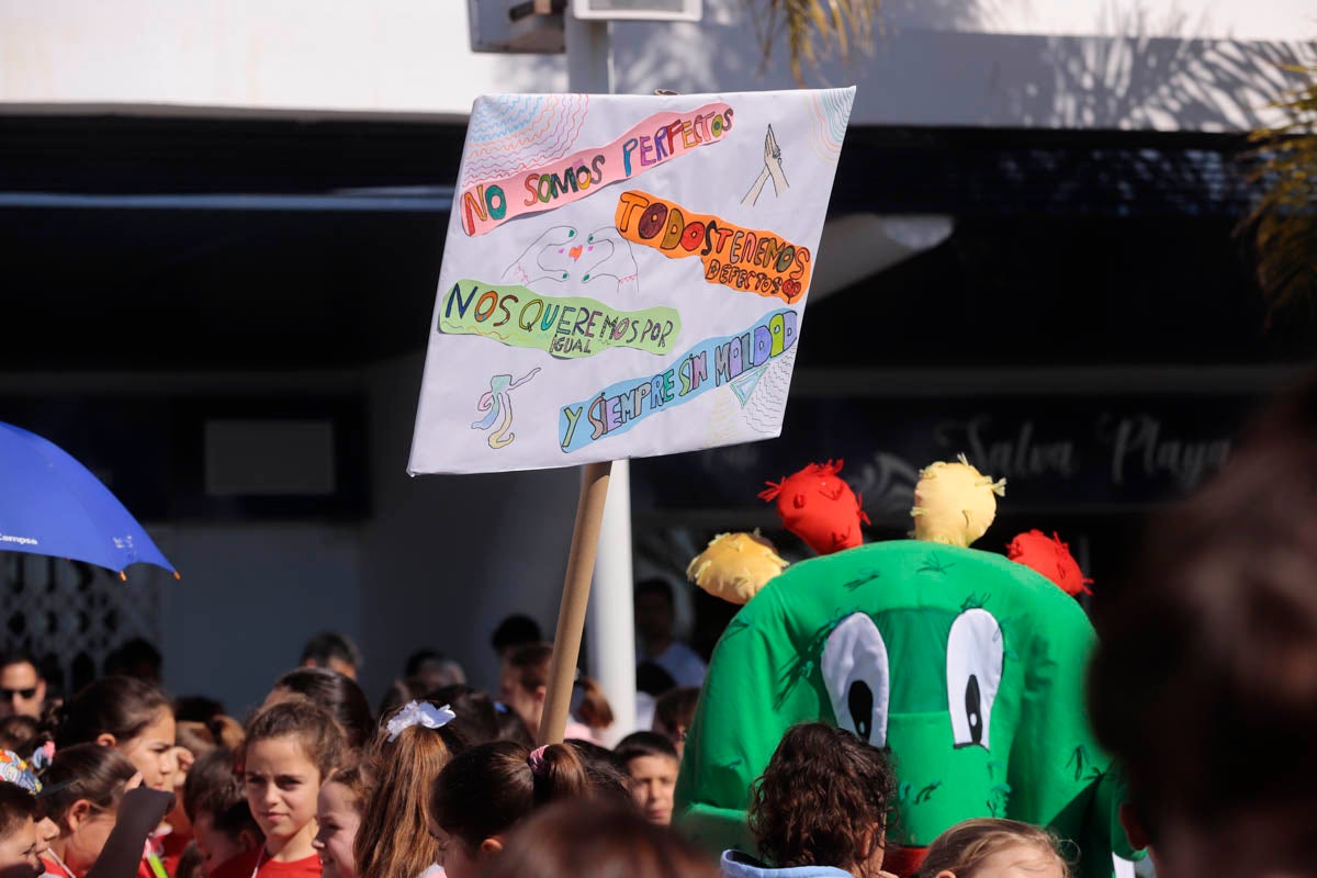 Con proclamas feministas como dorsal en sus camisetas, mil pequeños almuñequeros se han enfundado sus zapatillas para participar en una gran marcha por la igualdad entre hombres y mujeres con motivo del Día Internacional de La Mujer