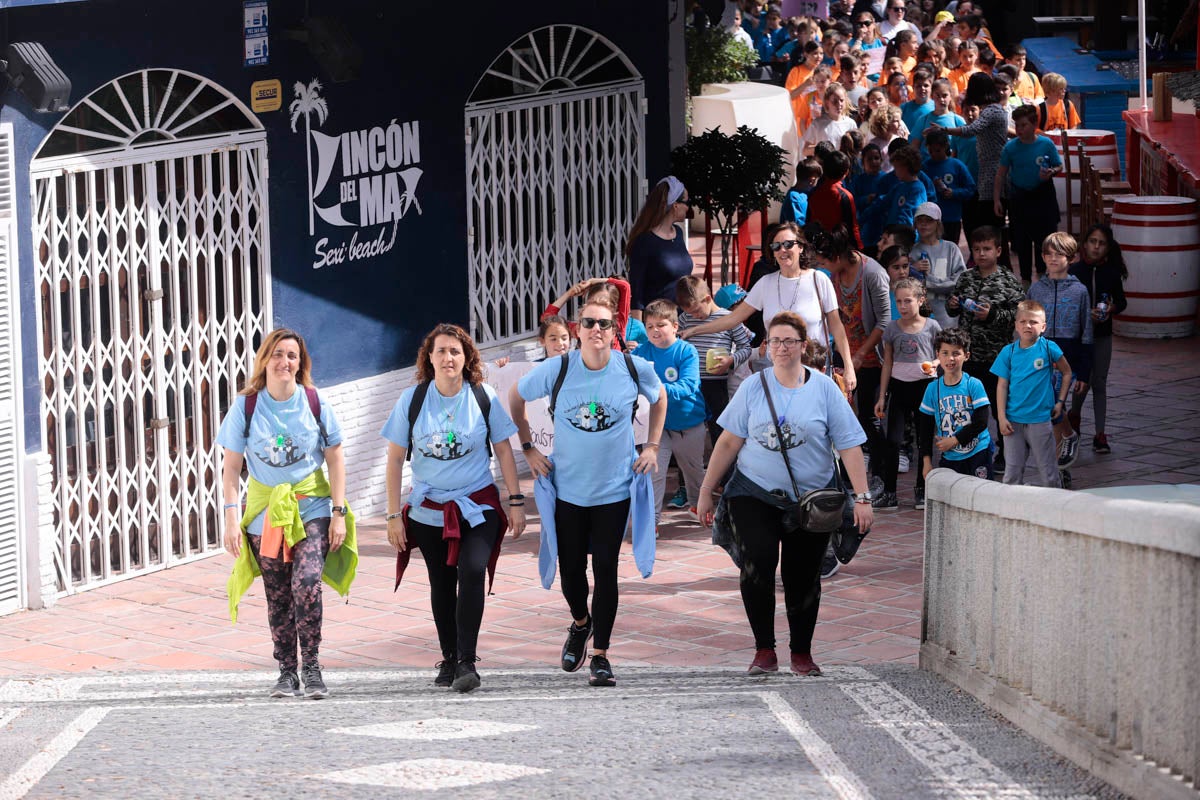 Con proclamas feministas como dorsal en sus camisetas, mil pequeños almuñequeros se han enfundado sus zapatillas para participar en una gran marcha por la igualdad entre hombres y mujeres con motivo del Día Internacional de La Mujer