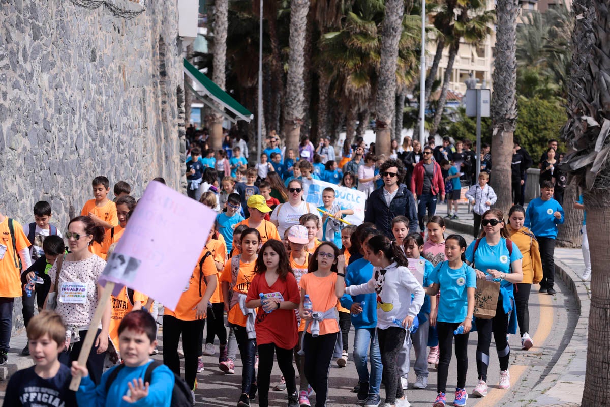 Con proclamas feministas como dorsal en sus camisetas, mil pequeños almuñequeros se han enfundado sus zapatillas para participar en una gran marcha por la igualdad entre hombres y mujeres con motivo del Día Internacional de La Mujer