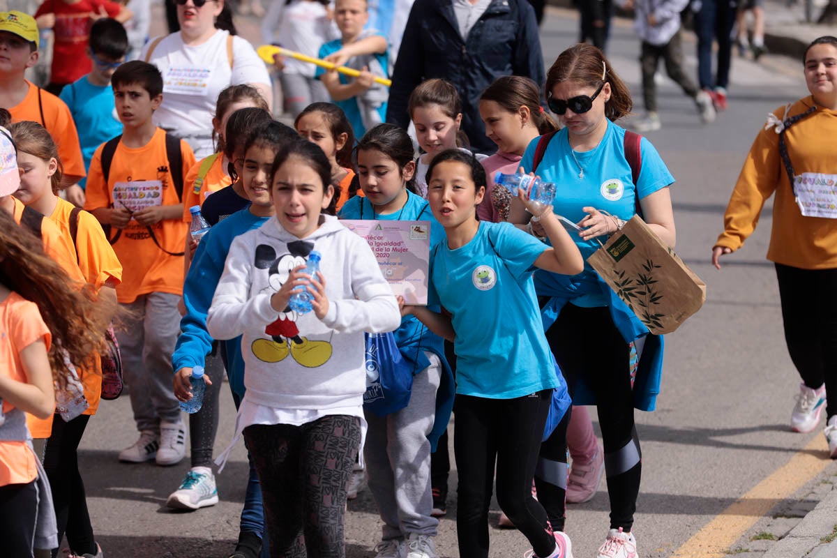 Con proclamas feministas como dorsal en sus camisetas, mil pequeños almuñequeros se han enfundado sus zapatillas para participar en una gran marcha por la igualdad entre hombres y mujeres con motivo del Día Internacional de La Mujer