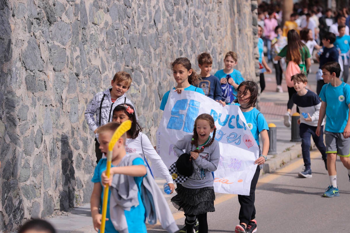 Con proclamas feministas como dorsal en sus camisetas, mil pequeños almuñequeros se han enfundado sus zapatillas para participar en una gran marcha por la igualdad entre hombres y mujeres con motivo del Día Internacional de La Mujer