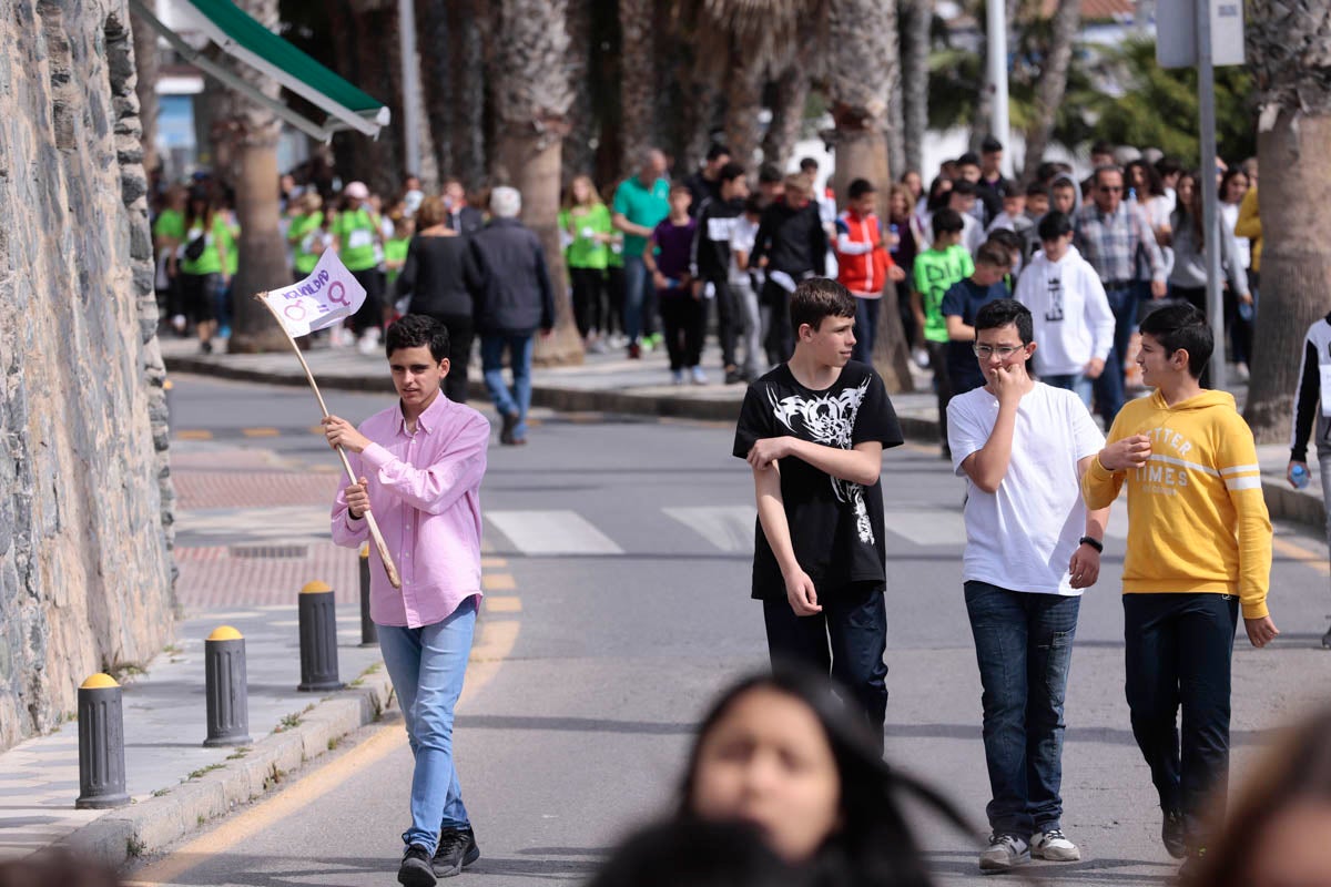 Con proclamas feministas como dorsal en sus camisetas, mil pequeños almuñequeros se han enfundado sus zapatillas para participar en una gran marcha por la igualdad entre hombres y mujeres con motivo del Día Internacional de La Mujer