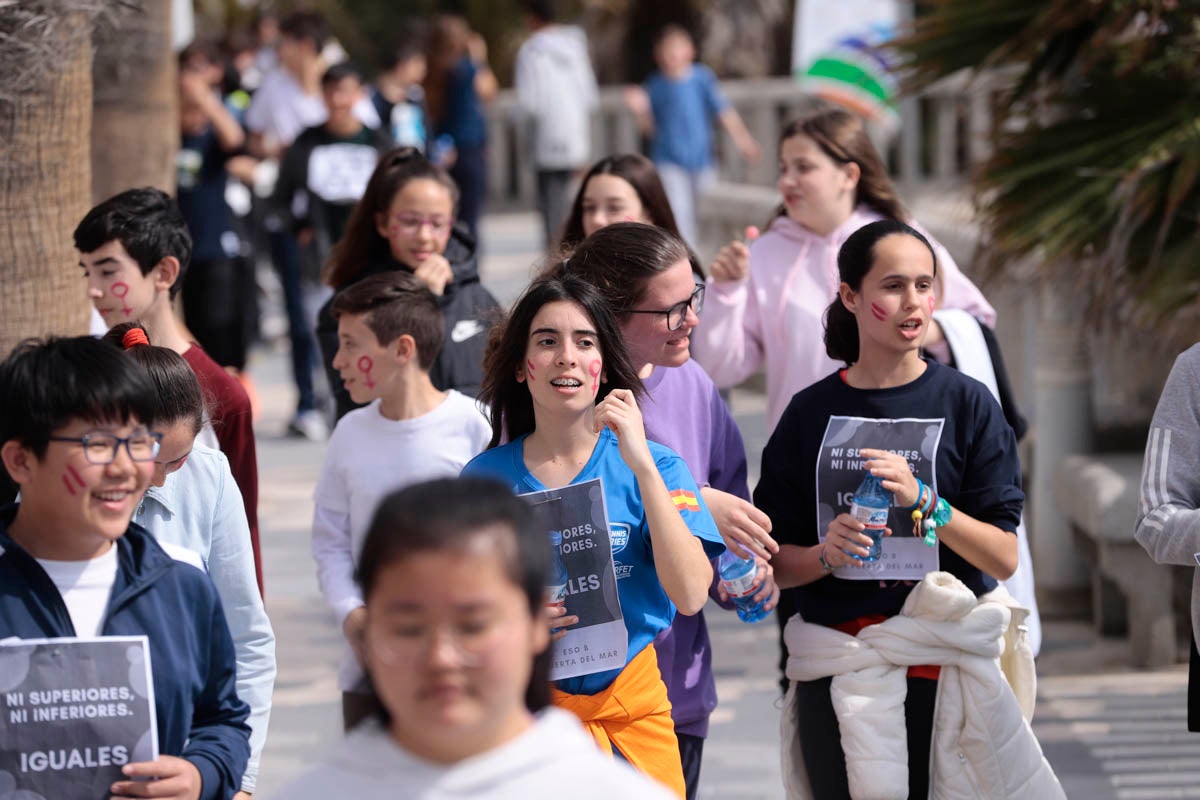 Con proclamas feministas como dorsal en sus camisetas, mil pequeños almuñequeros se han enfundado sus zapatillas para participar en una gran marcha por la igualdad entre hombres y mujeres con motivo del Día Internacional de La Mujer