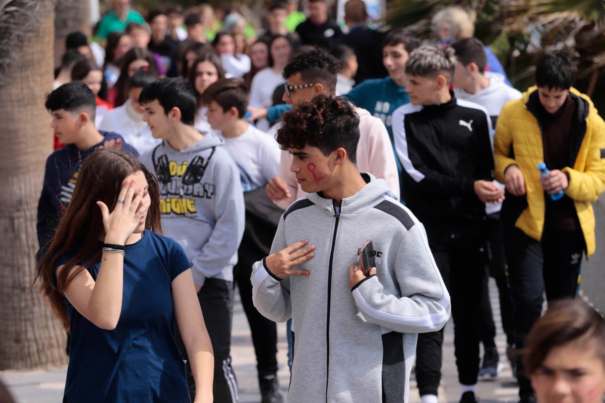 Con proclamas feministas como dorsal en sus camisetas, mil pequeños almuñequeros se han enfundado sus zapatillas para participar en una gran marcha por la igualdad entre hombres y mujeres con motivo del Día Internacional de La Mujer