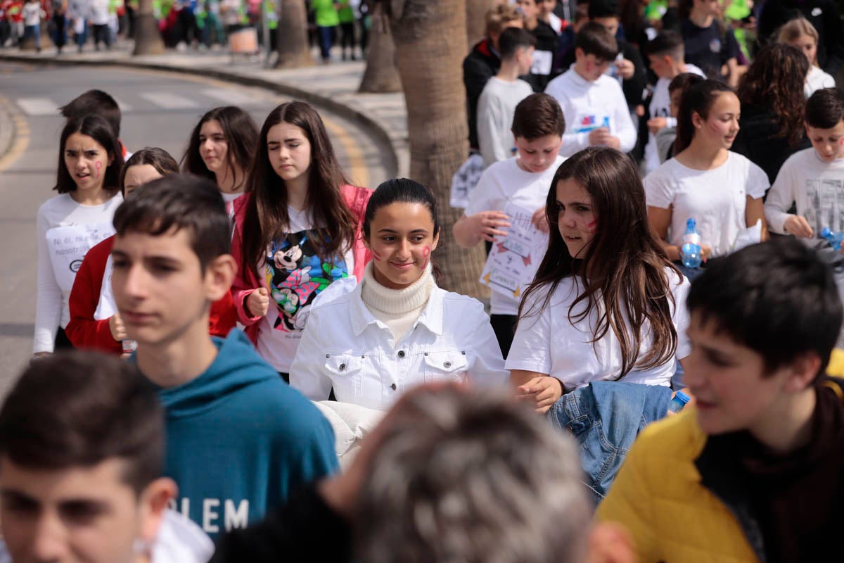 Con proclamas feministas como dorsal en sus camisetas, mil pequeños almuñequeros se han enfundado sus zapatillas para participar en una gran marcha por la igualdad entre hombres y mujeres con motivo del Día Internacional de La Mujer