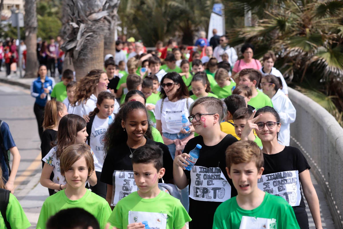 Con proclamas feministas como dorsal en sus camisetas, mil pequeños almuñequeros se han enfundado sus zapatillas para participar en una gran marcha por la igualdad entre hombres y mujeres con motivo del Día Internacional de La Mujer