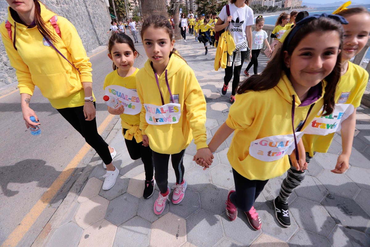 Con proclamas feministas como dorsal en sus camisetas, mil pequeños almuñequeros se han enfundado sus zapatillas para participar en una gran marcha por la igualdad entre hombres y mujeres con motivo del Día Internacional de La Mujer