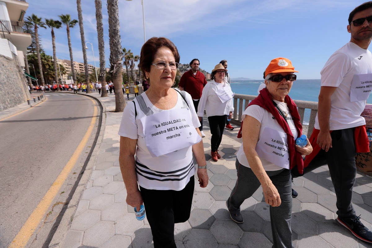 Con proclamas feministas como dorsal en sus camisetas, mil pequeños almuñequeros se han enfundado sus zapatillas para participar en una gran marcha por la igualdad entre hombres y mujeres con motivo del Día Internacional de La Mujer