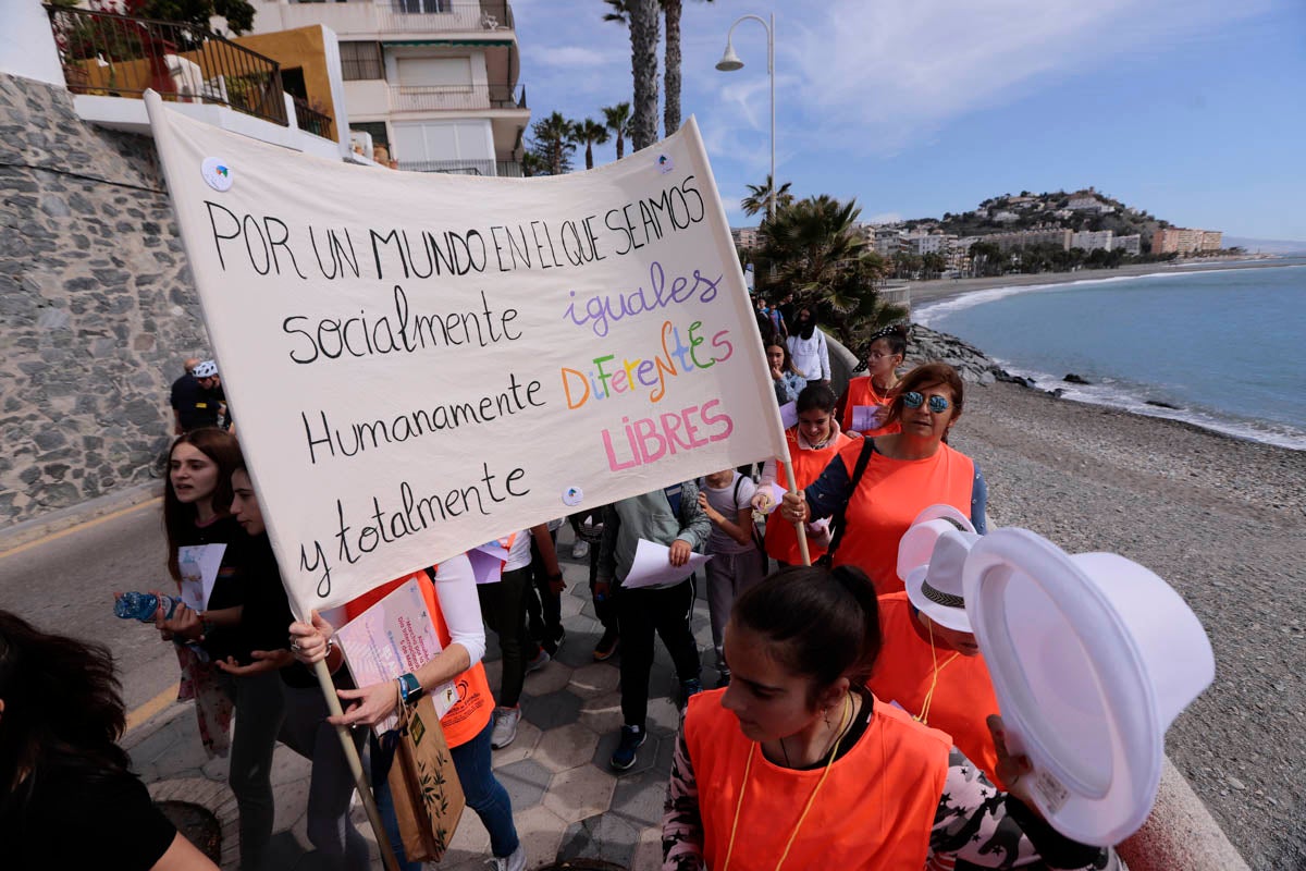 Con proclamas feministas como dorsal en sus camisetas, mil pequeños almuñequeros se han enfundado sus zapatillas para participar en una gran marcha por la igualdad entre hombres y mujeres con motivo del Día Internacional de La Mujer