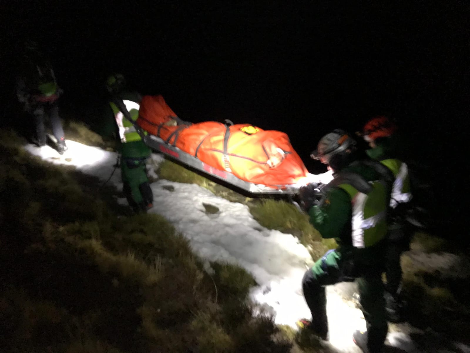Ángel ha podido por fin volver a pisar las calles de Vigo, su ciudad. Atras quedaba una convalecencia de más de cuatro meses y por delante, un largo calendario de rehabilitación y médicos
