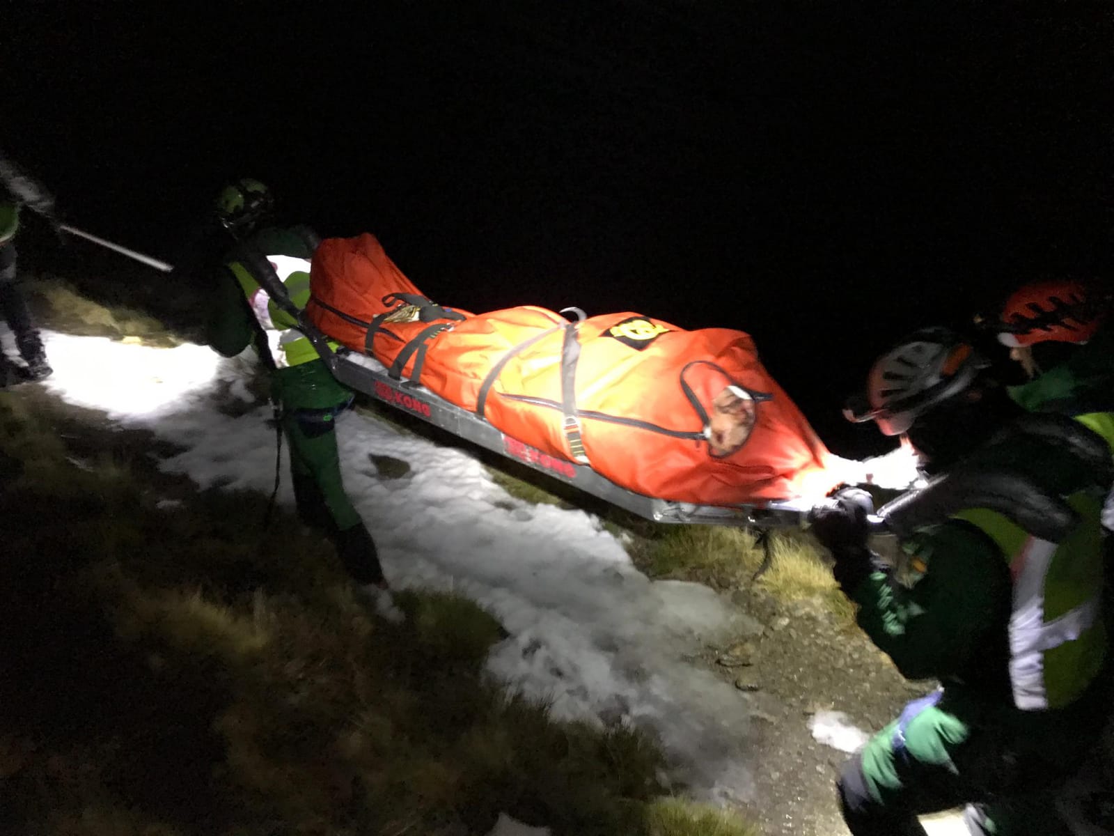 Ángel ha podido por fin volver a pisar las calles de Vigo, su ciudad. Atras quedaba una convalecencia de más de cuatro meses y por delante, un largo calendario de rehabilitación y médicos