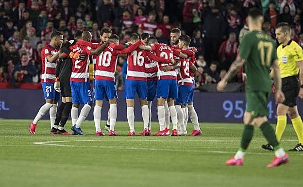 Los jugadores del Granada se conjuran antes del partido. 