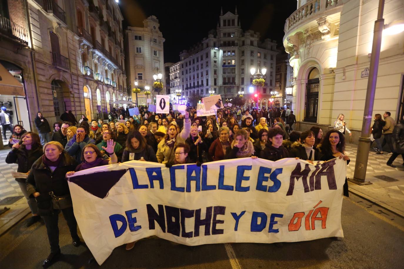 La manifestación nocturna recorrió las calles Reyes Católicos, Recogidas, Pedro Antonio de Alarcón y terminó en el entorno de Ciencias