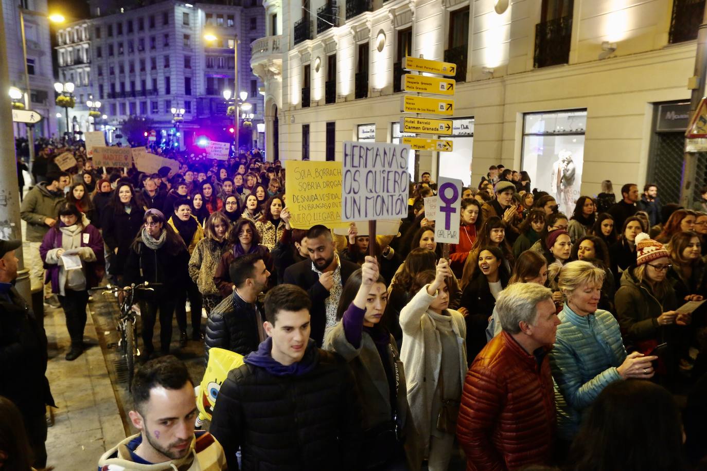 La manifestación nocturna recorrió las calles Reyes Católicos, Recogidas, Pedro Antonio de Alarcón y terminó en el entorno de Ciencias