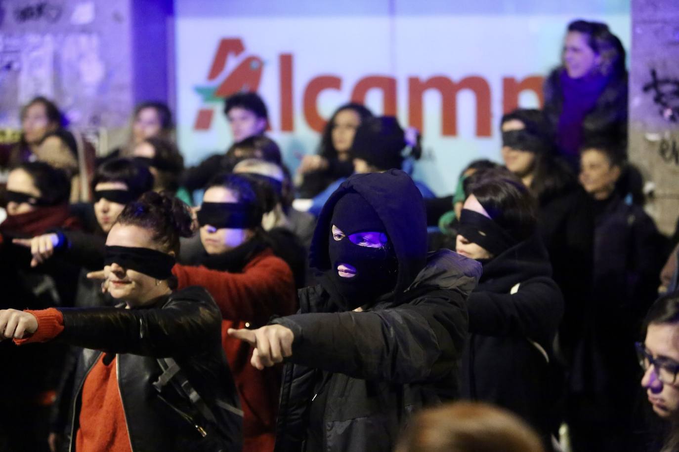 La manifestación nocturna recorrió las calles Reyes Católicos, Recogidas, Pedro Antonio de Alarcón y terminó en el entorno de Ciencias