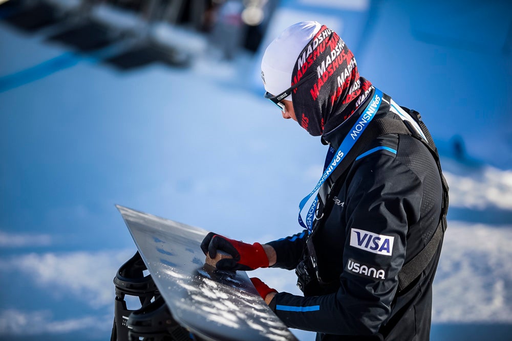 El español Lucas Eguibar ganó este sábado la prueba de la Copa del Mundo de boardercross de snowboard