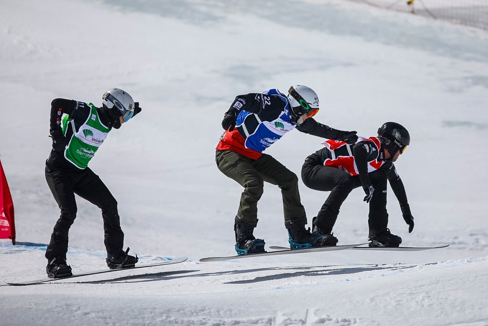 El español Lucas Eguibar ganó este sábado la prueba de la Copa del Mundo de boardercross de snowboard