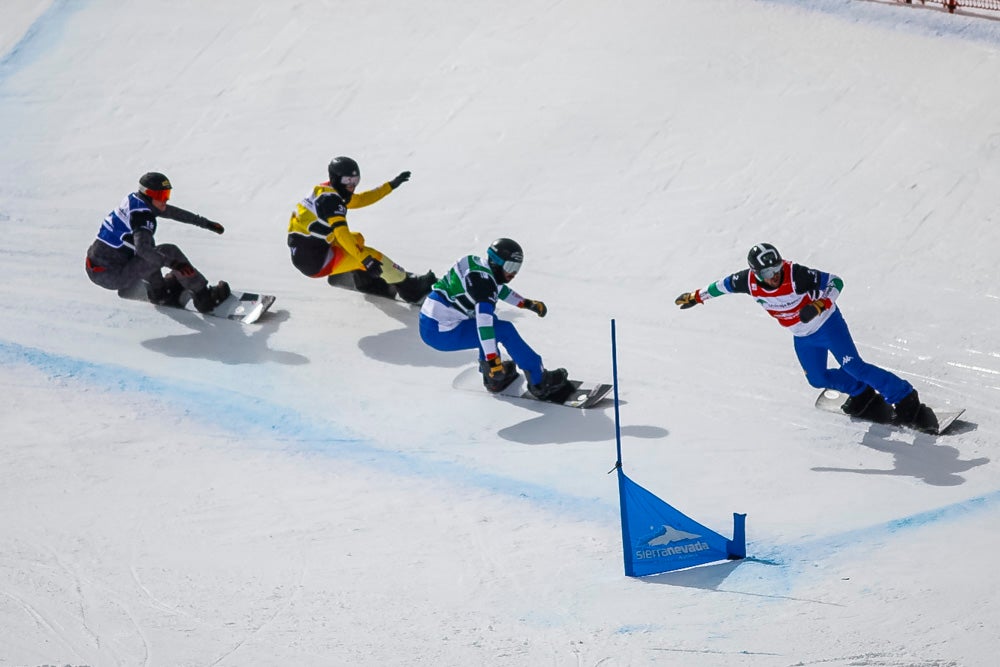 El español Lucas Eguibar ganó este sábado la prueba de la Copa del Mundo de boardercross de snowboard