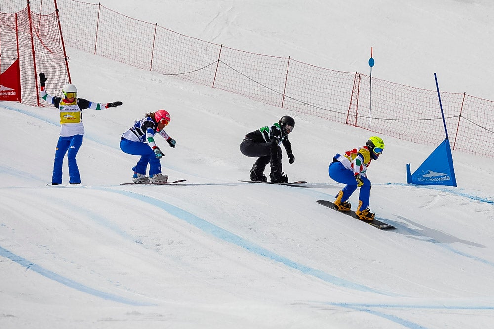 El español Lucas Eguibar ganó este sábado la prueba de la Copa del Mundo de boardercross de snowboard