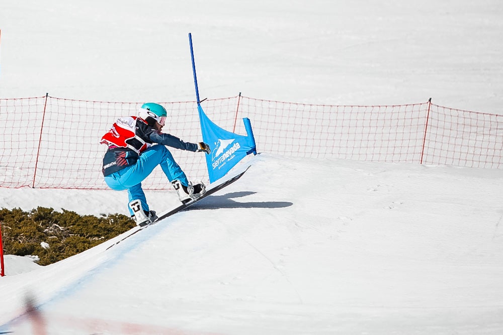 El español Lucas Eguibar ganó este sábado la prueba de la Copa del Mundo de boardercross de snowboard