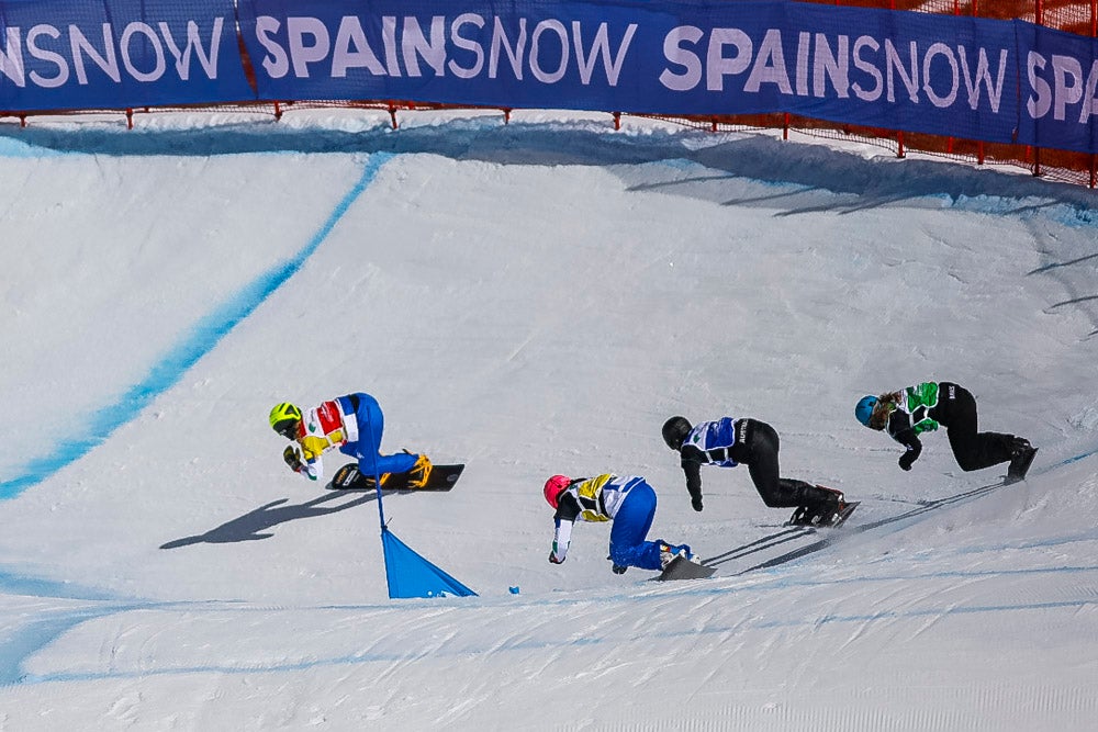 El español Lucas Eguibar ganó este sábado la prueba de la Copa del Mundo de boardercross de snowboard