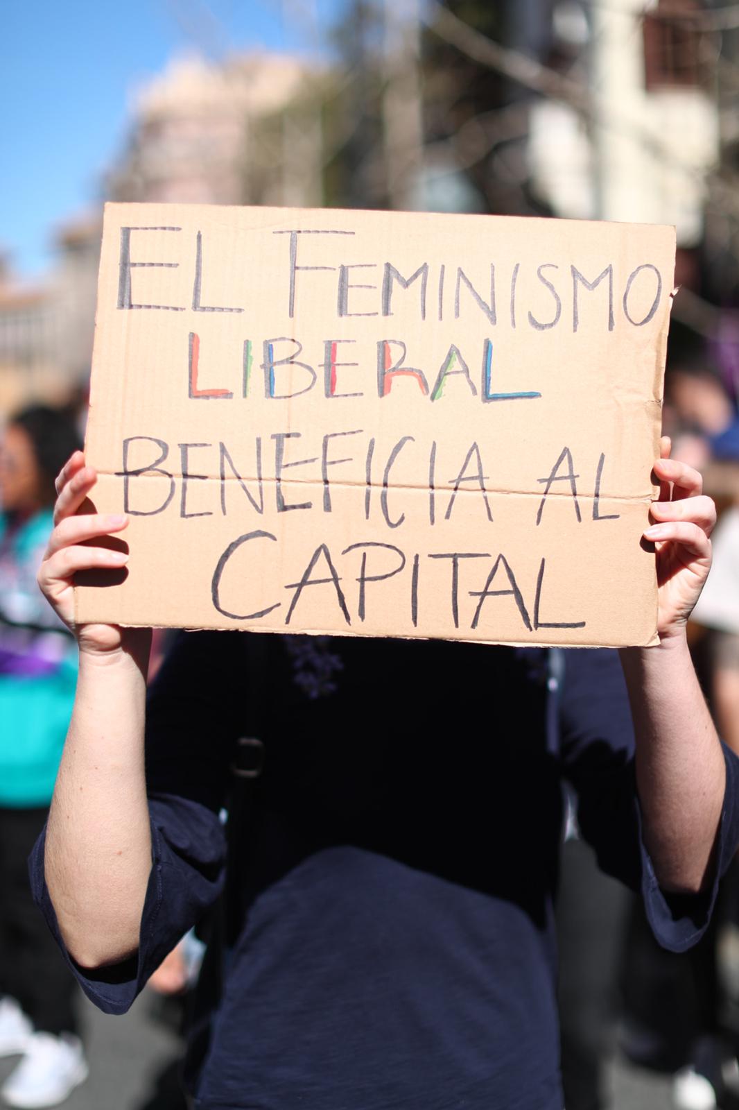 Miles de manifestantes han portada pancartas con mensajes reivindicativos