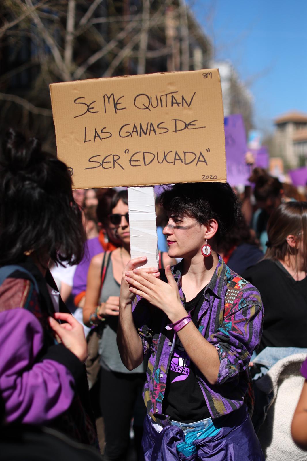 Miles de manifestantes han portada pancartas con mensajes reivindicativos