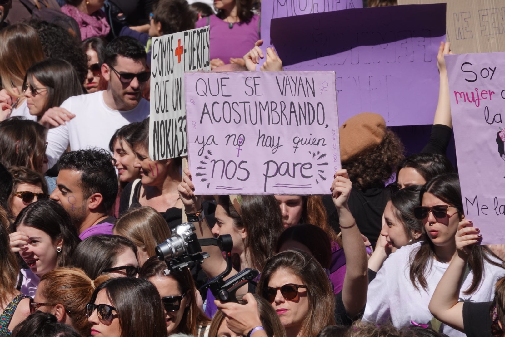 Miles de manifestantes han portada pancartas con mensajes reivindicativos