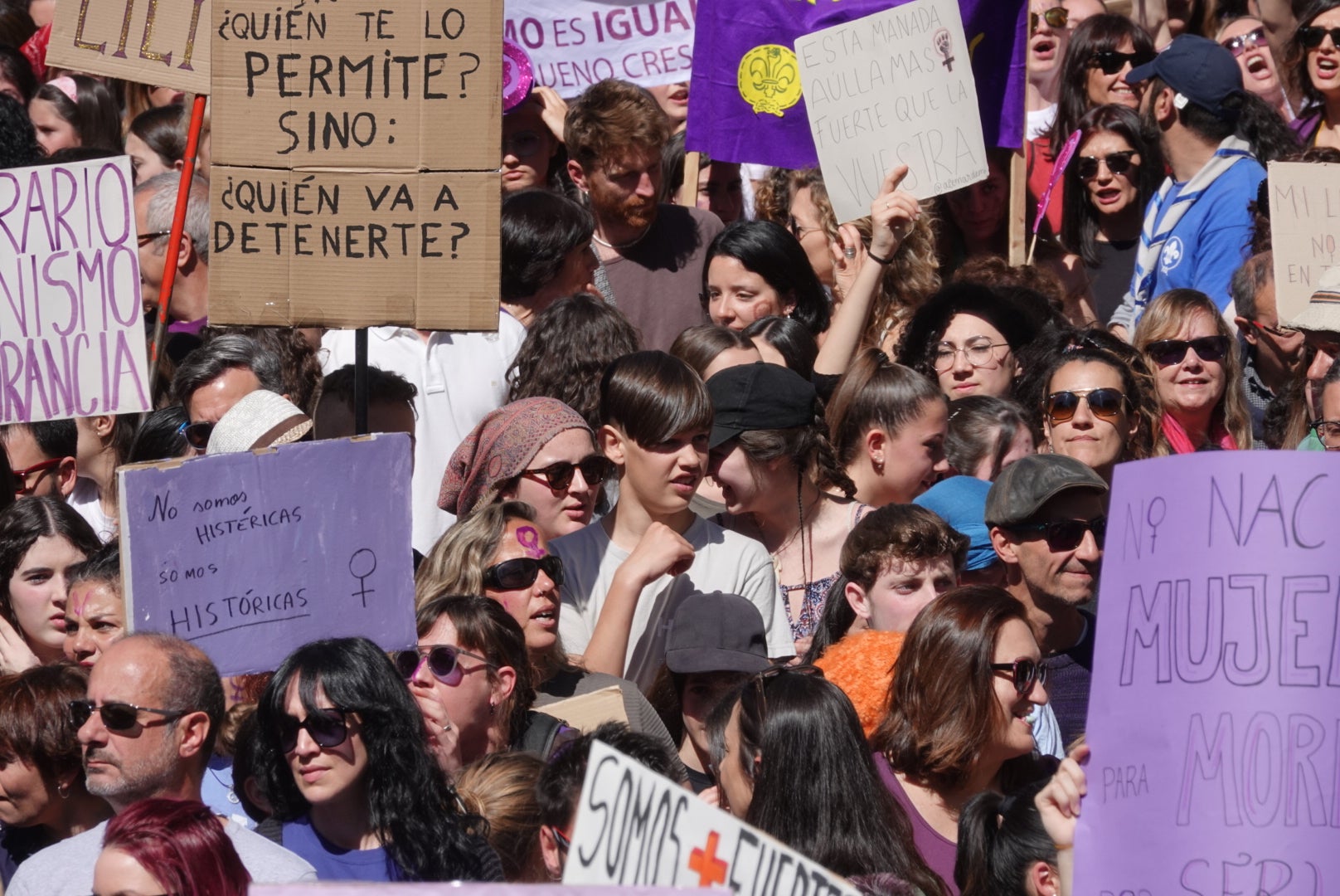 Miles de manifestantes han portada pancartas con mensajes reivindicativos