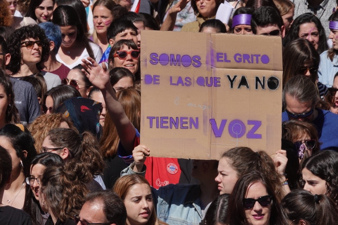 Miles de manifestantes han portada pancartas con mensajes reivindicativos