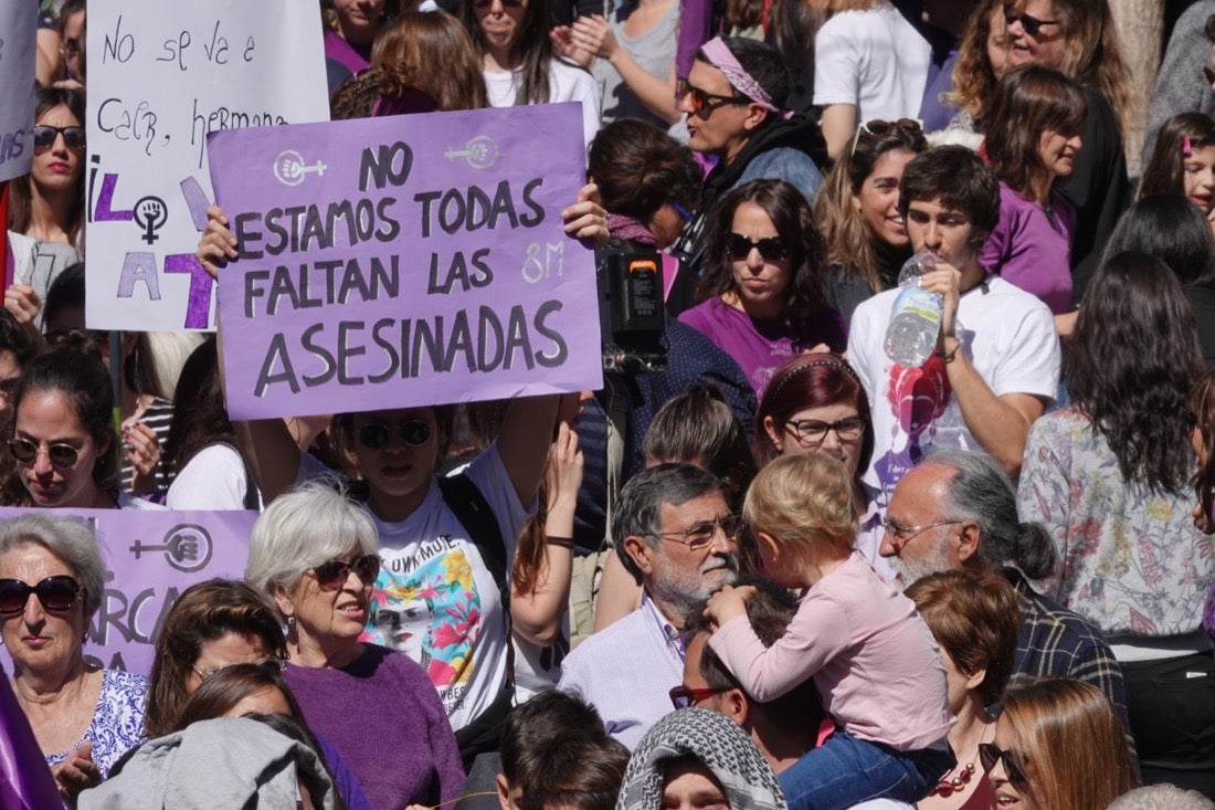 Miles de manifestantes han portada pancartas con mensajes reivindicativos