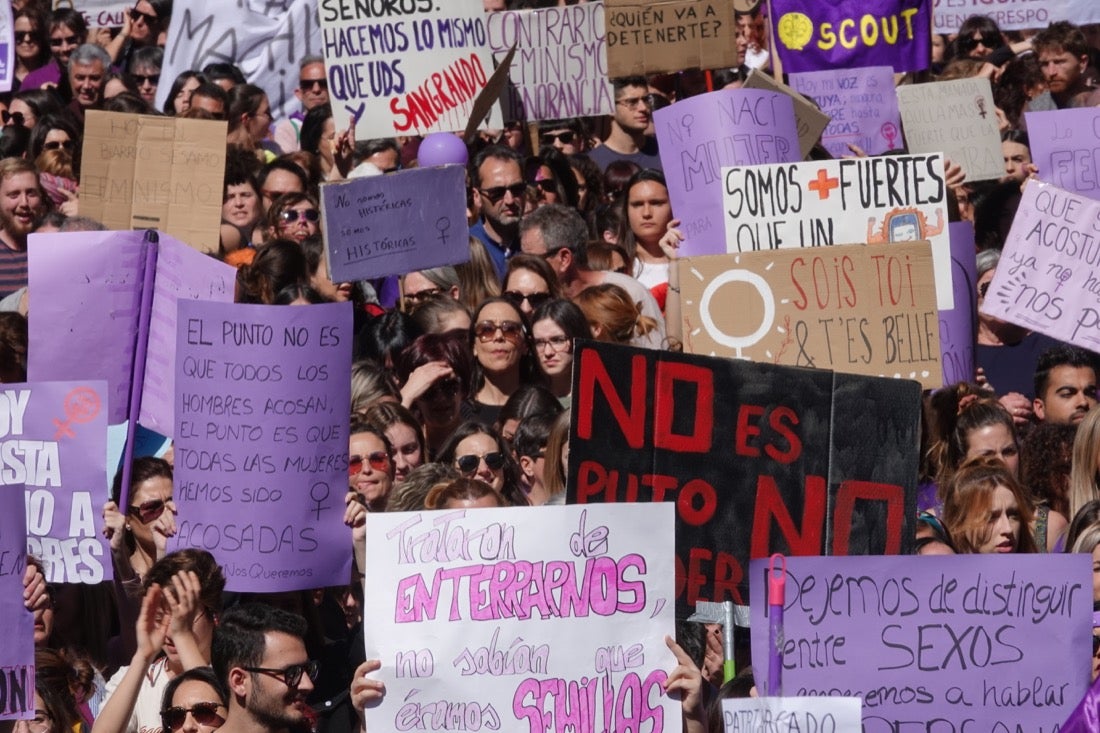 Miles de manifestantes han portada pancartas con mensajes reivindicativos