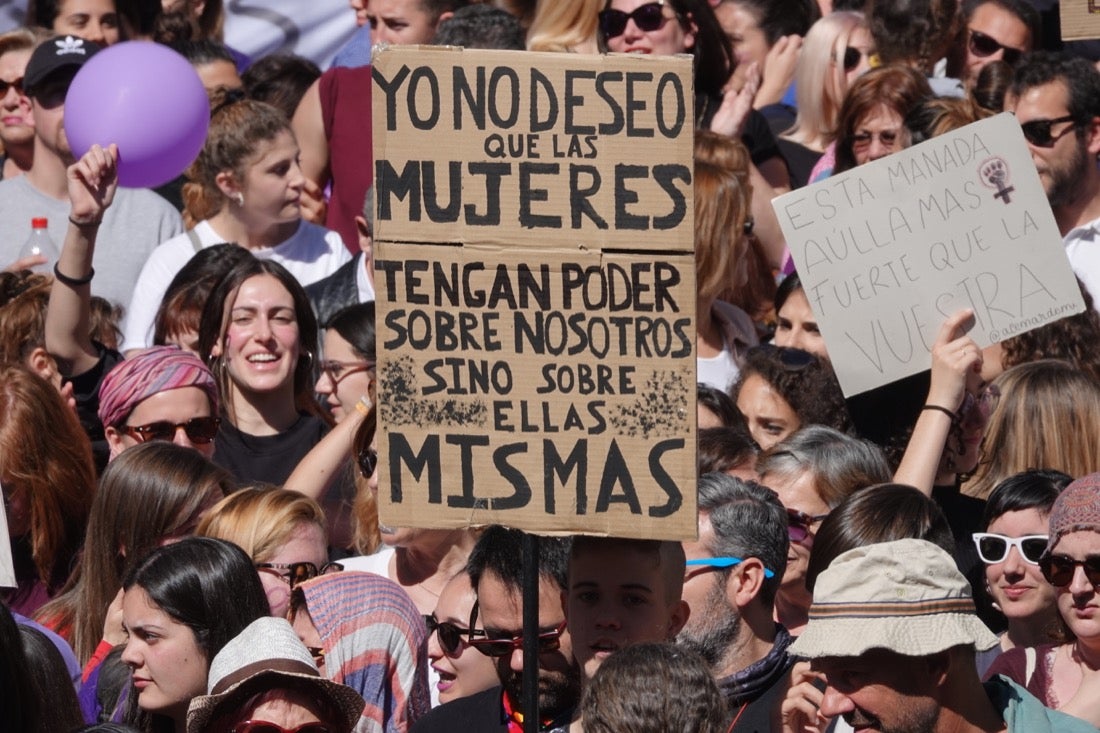 Miles de manifestantes han portada pancartas con mensajes reivindicativos