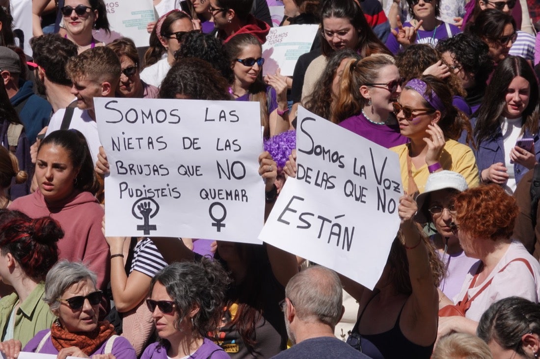 Miles de manifestantes han portada pancartas con mensajes reivindicativos