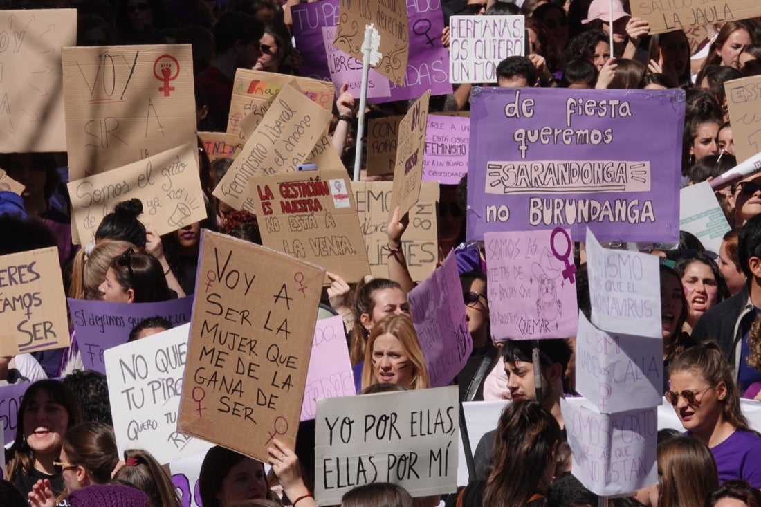 Miles de manifestantes han portada pancartas con mensajes reivindicativos