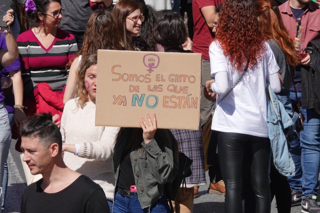 Miles de manifestantes han portada pancartas con mensajes reivindicativos