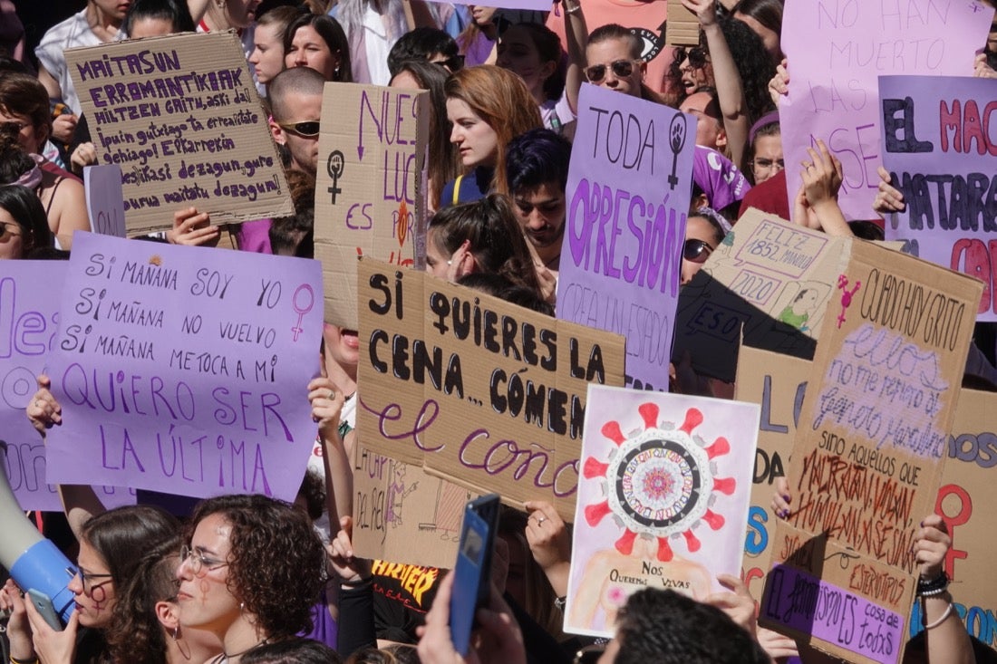 Miles de manifestantes han portada pancartas con mensajes reivindicativos