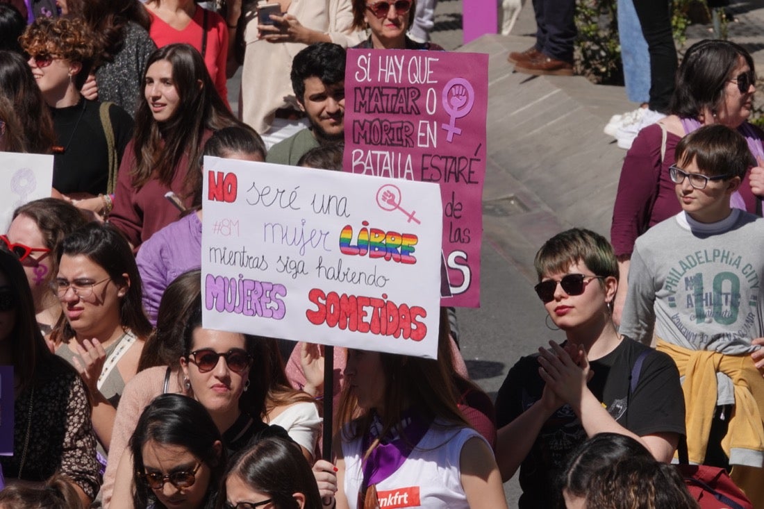 Miles de manifestantes han portada pancartas con mensajes reivindicativos