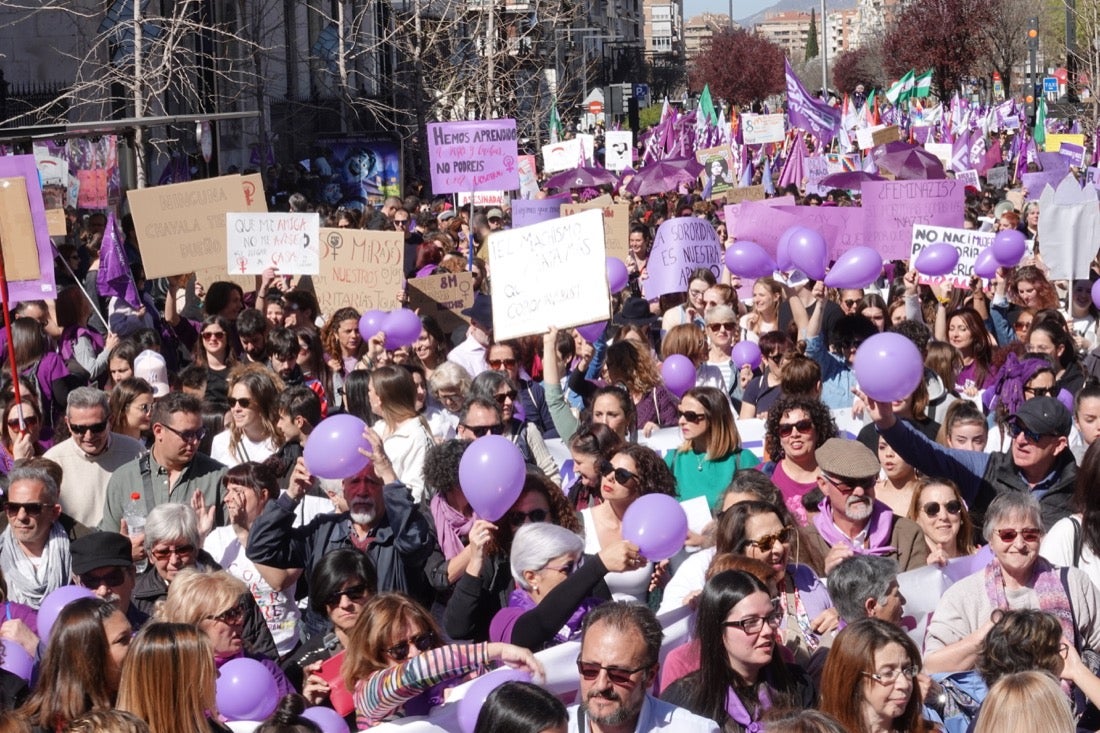 Repaso completo en imágenes a una marcha multitudinaria este Día de la Mujer en Granada