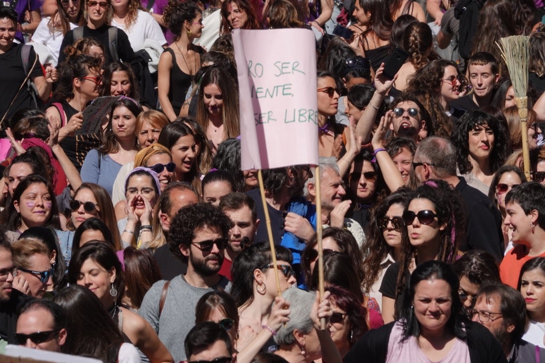 Repaso completo en imágenes a una marcha multitudinaria este Día de la Mujer en Granada