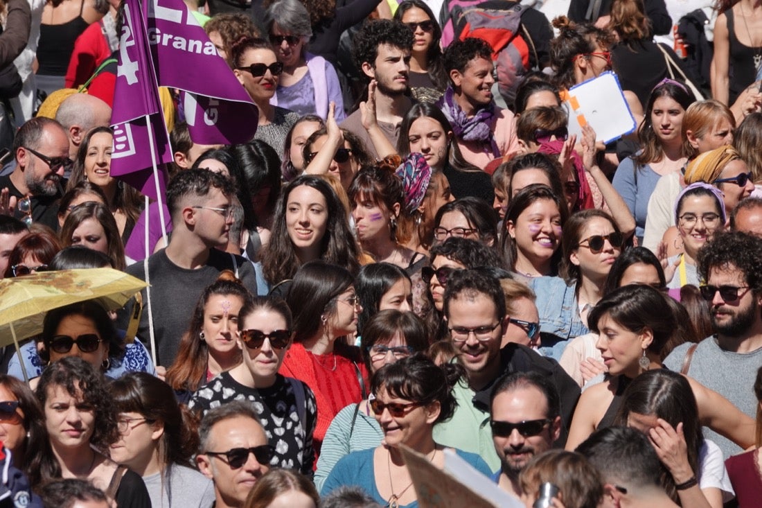 Repaso completo en imágenes a una marcha multitudinaria este Día de la Mujer en Granada
