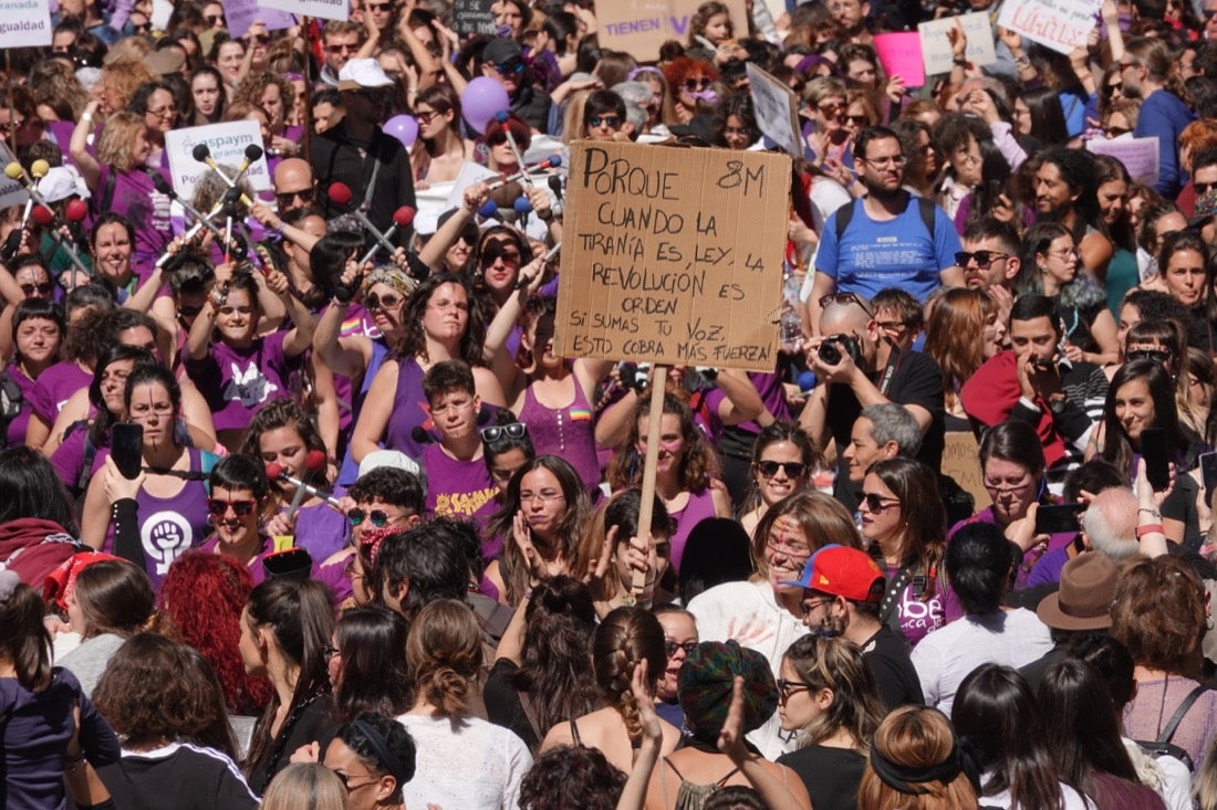 Repaso completo en imágenes a una marcha multitudinaria este Día de la Mujer en Granada